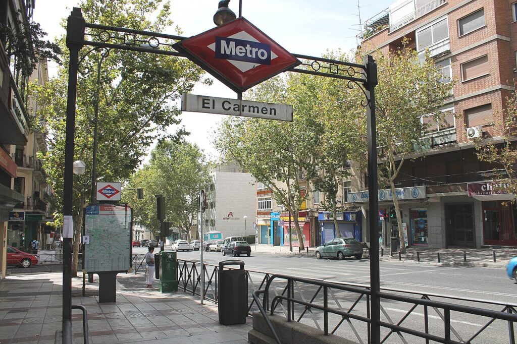 Calle de Alcalá y entrada del Metro de El Carmen, Madrid