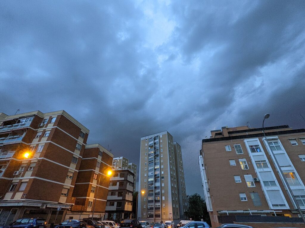 Viviendas de La Elipa, dentro del barrio de Ventas en Madrid, al atardecer