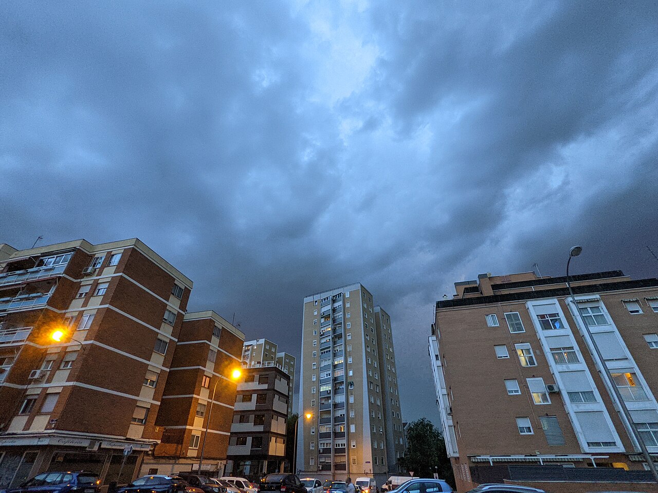 Viviendas de La Elipa, dentro del barrio de Ventas en Madrid, al atardecer